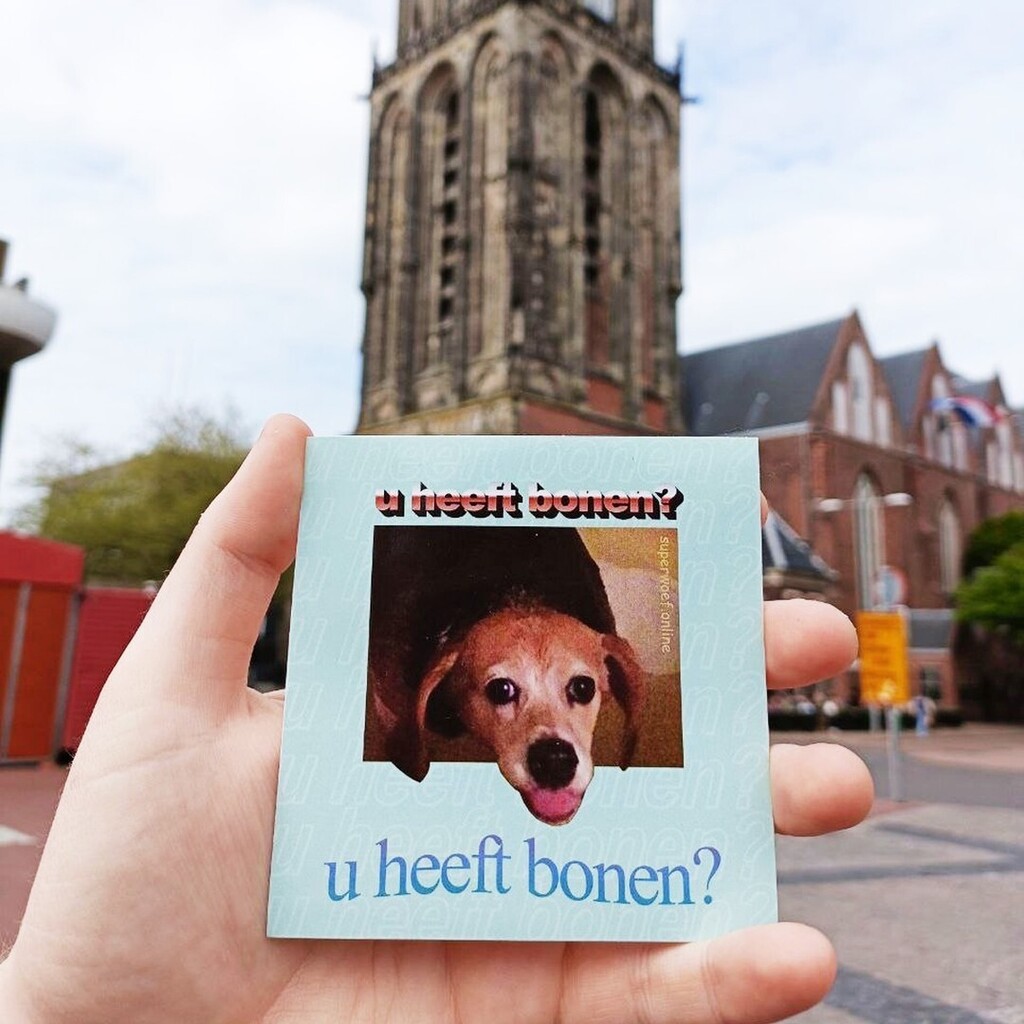 dit hondje is niet van onze dimensie! wie is dit klein en krankzinnige hondje in hemelsnaam?!

haal deze en andere lelijker plakplaatjes via superwoef.online! instagr.am/p/CiQSlD5K0LN/