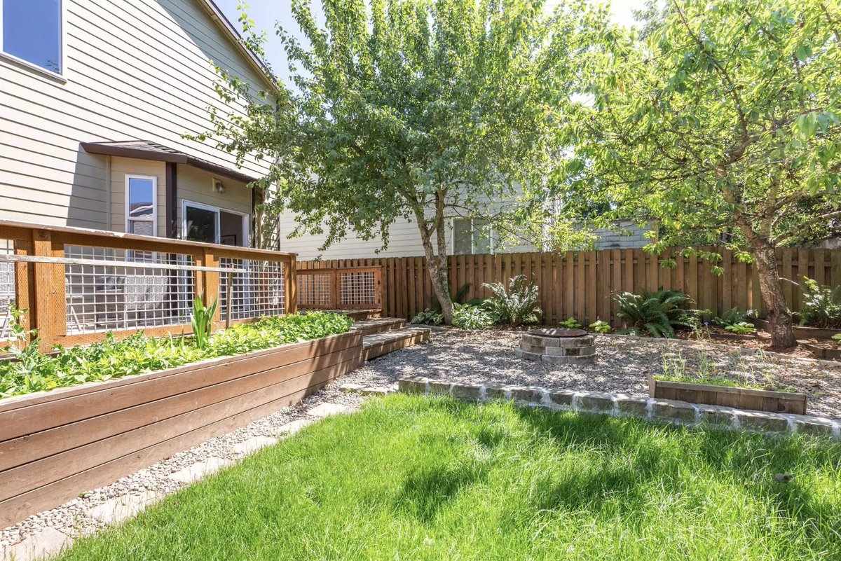 If you’re looking for fall vibes, you can find them at this 4-bedroom Portland home. It’s located in the charming St. Johns neighborhood where coffee shops, cafes, and pubs are all within walking distance. 

See more of this gem or book it right away here:
zeusliving.com/homes/10223-n-…