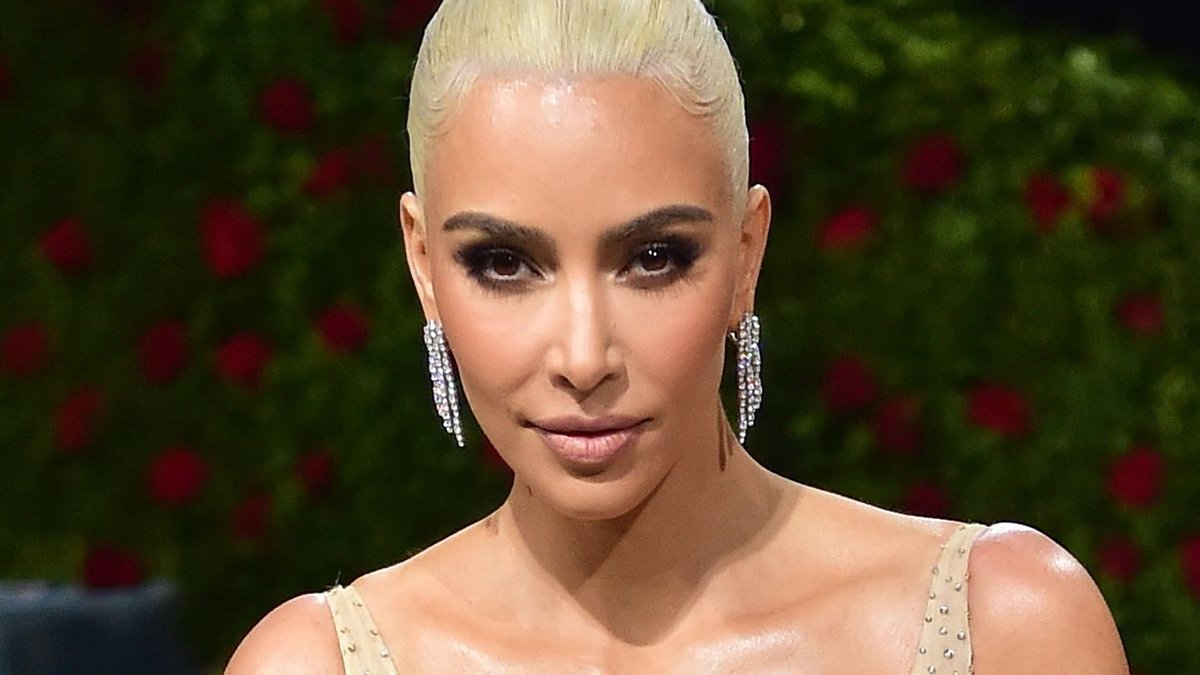 spizzzy725's tweet photo. Kim Kardashian has publicly announced her interested in wearing HM Queen Elizabeth's famous Imperial State Crown at the next Met Gala. #ThickLizzie #KimKardashian #QueenElizabeth https://t.co/R4LAOs6eER
