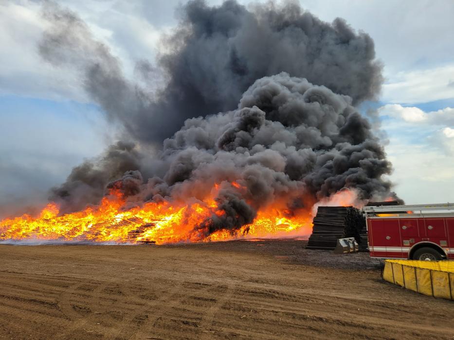 Schools near Hazen fire in Churchill County keep students indoors amid toxic smoke concerns carsonnow.org/story/09/08/20…