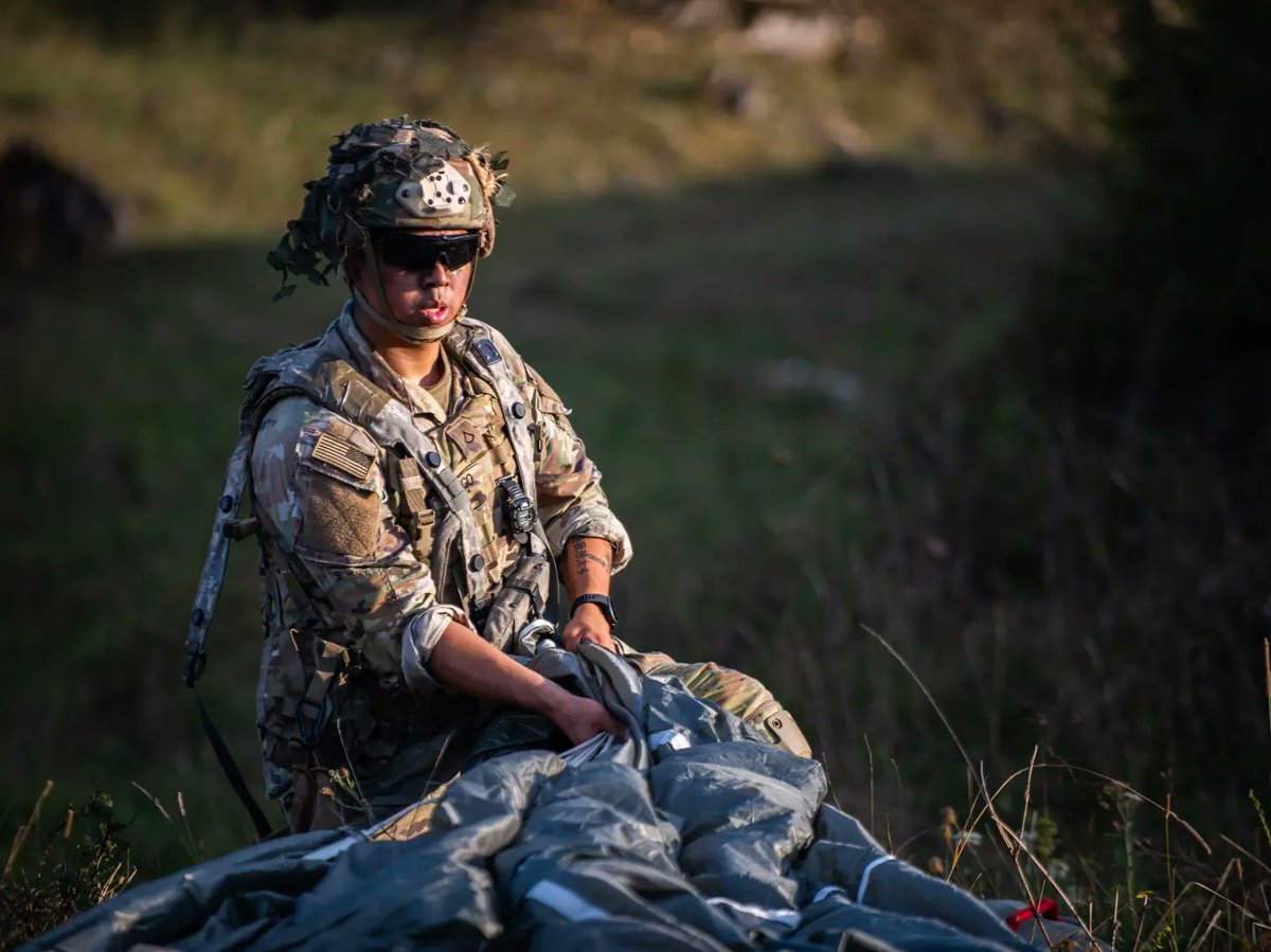 Day 1 of #SaberJunction kicked off with an #airborne operation conducted by 2-503 PIR and 1-91 CAV!

Our #SkySoldiers are seizing ground in a combat training environment alongside #allies and #partners 

Our #paratroopers are ready to fight and win!