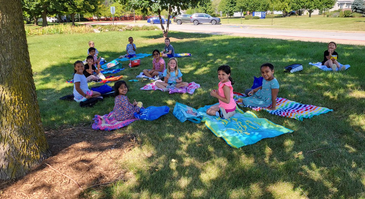 kheuberger204's tweet photo. Snack outside on a beautiful Fall morning is the best! @Builta60490 @ipsd204 https://t.co/ITRi0TJ684