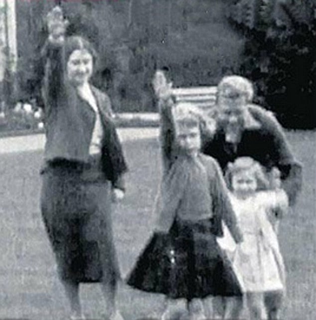 historia_pensar's tweet photo. Frame de um vídeo caseiro mostrando a futura rainha do Reino Unido, Elizabeth II, fazendo a saudação nazista. O filme foi produzido nos jardins do Castelo de Balmoral, na Escócia, em 1933, quando Elizabeth tinha sete anos de idade.

1/26 https://t.co/5FfqKDOxKS