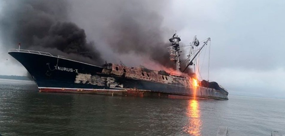 andres_brenes's tweet photo. Recuerdan lq embarcación Venezolana Taurus I que siempre apagaba el AIS para que no viéramos dónde pescaba al llevarse el #AtunTICO? Pues iba a ser investigada en #Colombia y extrañamente "prendió fuego @fecopcr https://t.co/xhLSBI0HbZ