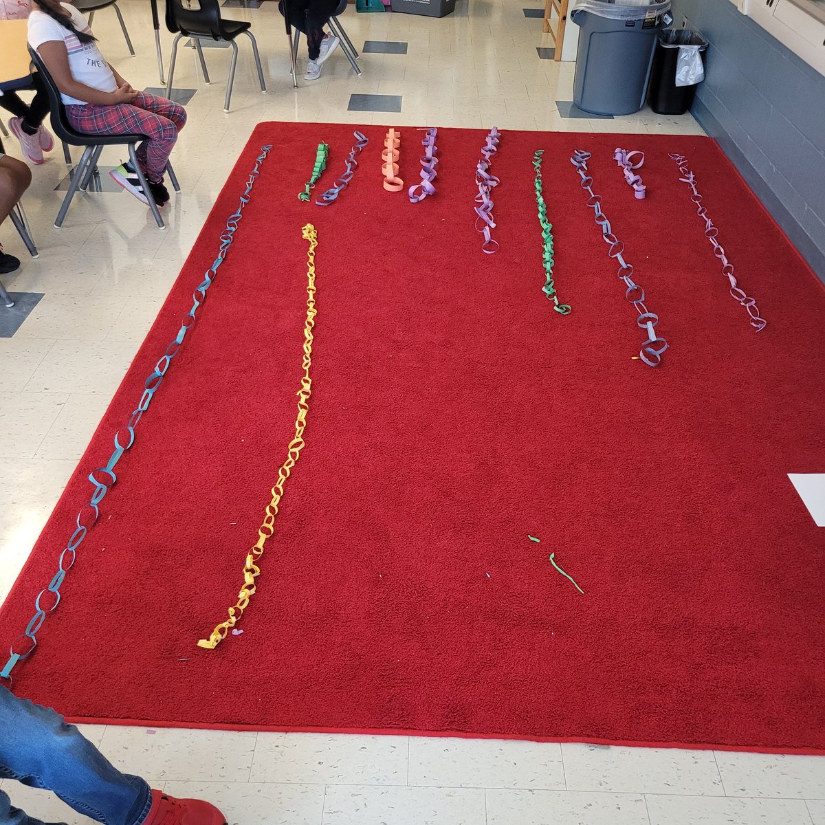 MsNurse03's tweet photo. Today's Team building STEM challenge was the paper chain challenge. Students loved this activity and some were able to get their chains to over 6 feet using just 1 sheet of paper.  
Lots of teamwork and problem solving. https://t.co/pBlOq2w26Q