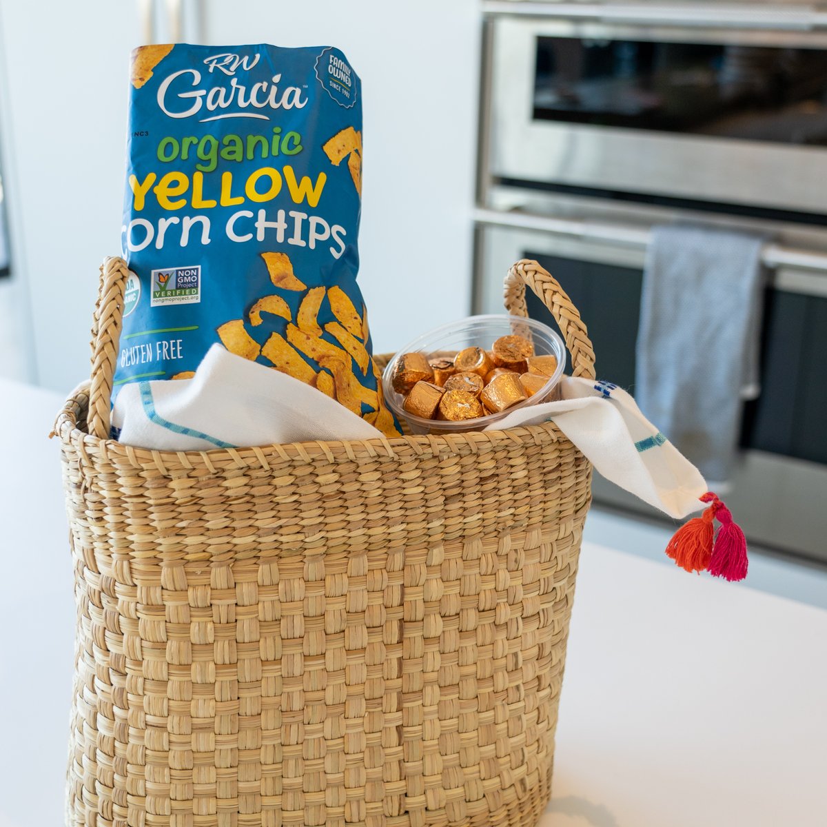Thinking about that end-of-summer 🚗road trip? Our Organic Corn Chips are the perfect co-pilots &amp; they won't backseat drive, we promise 😉
#rwgarcia #organic #yellowcornchips #roadtrip #backseatdriver #endofsummer #summercorn #itscorn #glutenfree #nongmo #snacks #snacktime