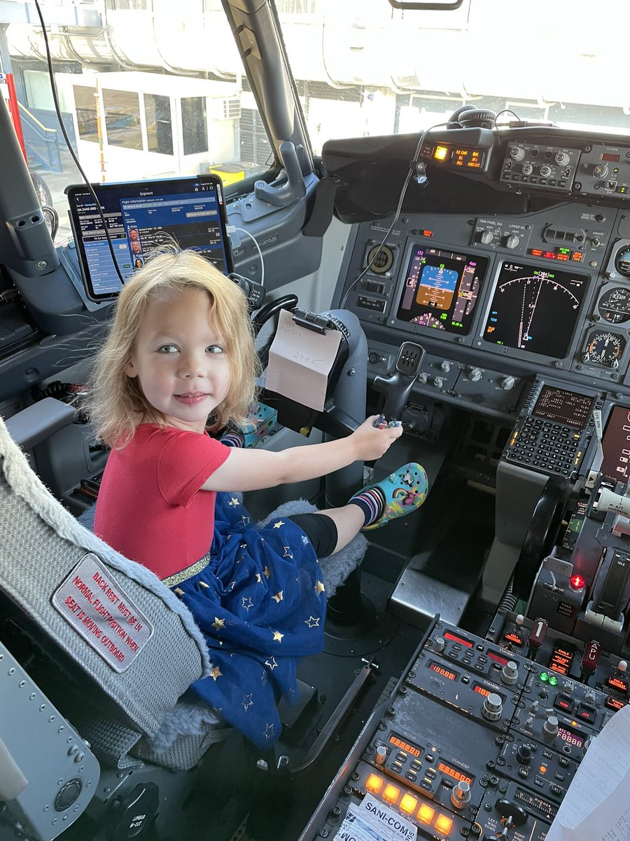 LStepanski23's tweet photo. Zoe, a 4year old First time flyer enjoying a visit with our amazing pilots on her way to PHX this morning!  #WeAreUnited @MikeHannaUAL @Tobyatunited @OmarIdris707 @rickvual @LindaHelto @MarkChowaniec https://t.co/lfD1u1TFaR