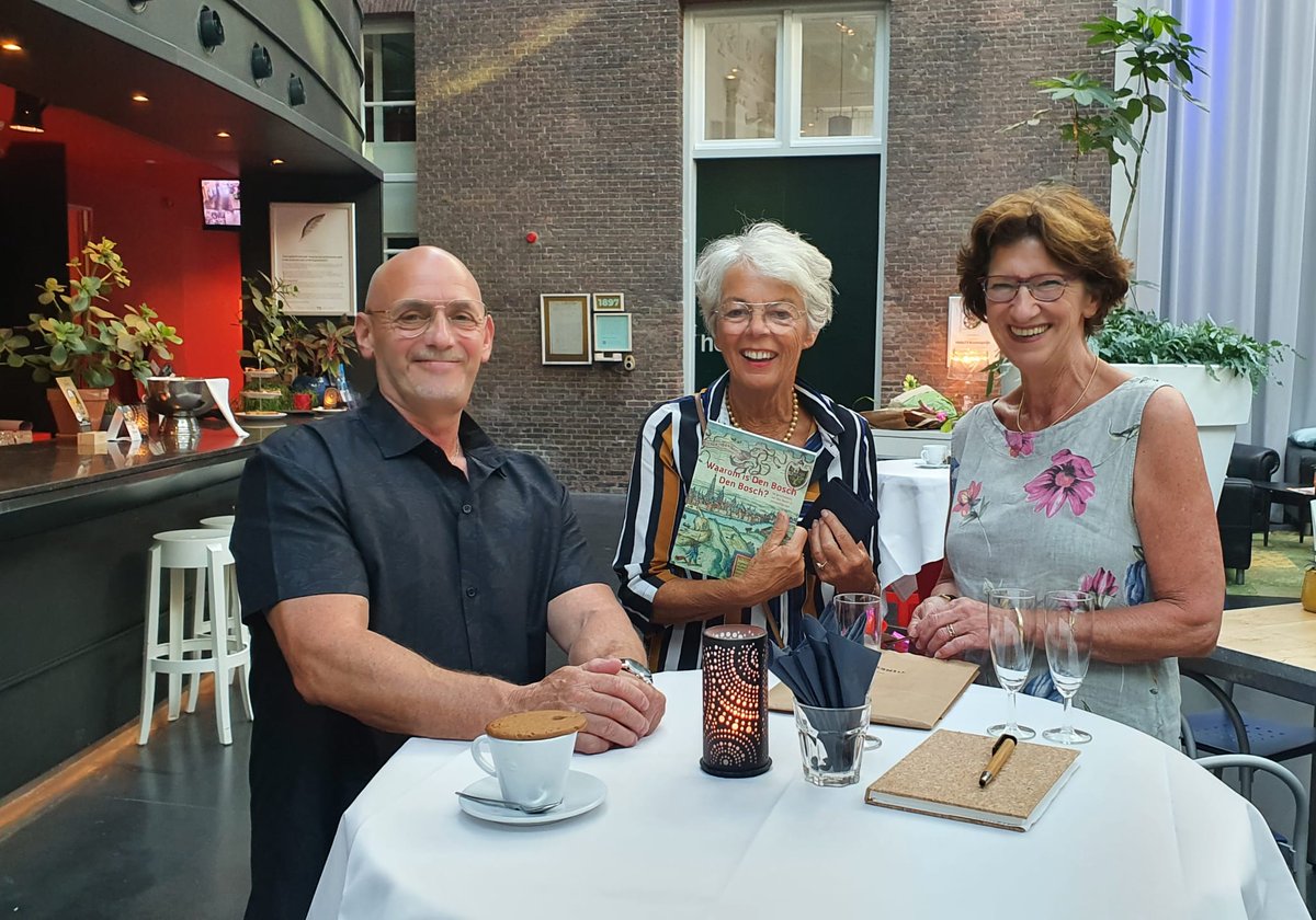 Van middag een boek uitreiking gehad,over 's-Hertogenbosch geschiedenis waar ik heel veel inbreng heb gehad hoe het moest zijn voor Laaggeletterden. 
Zoals indeling,lettertape,plaatjes ,kopjes enz.
Met heel veel plezier gedaan het is ook een heel mooi boek geworden.