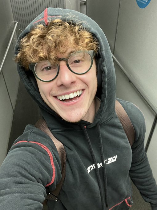 Boarding my flight ✈️ https://t.co/7ErCgWW8sn