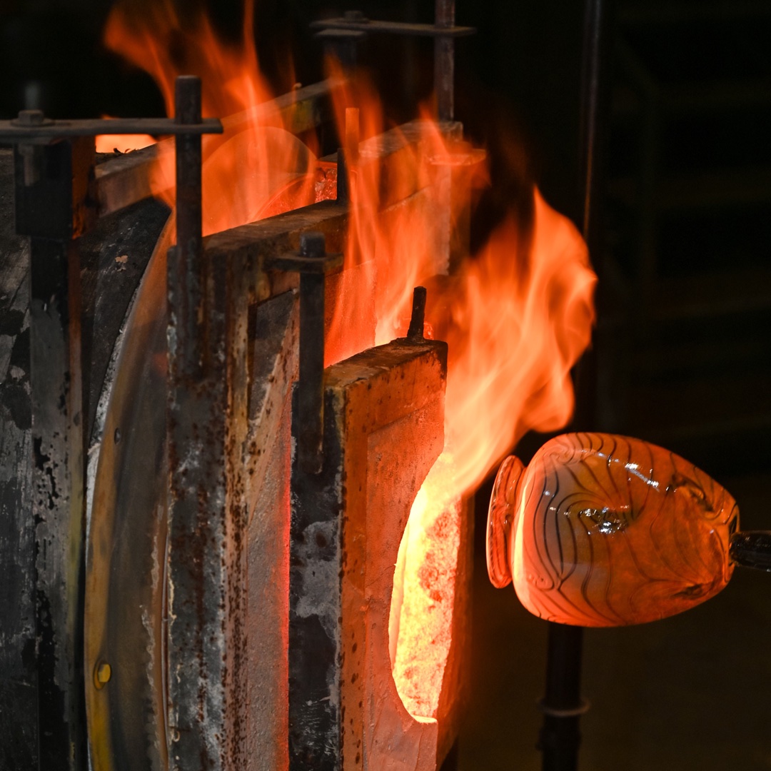 The application deadline for all 3-week &amp; 6-week Creative Glass Fellowships is next Friday, September 16, 2022!

There is no fee to apply! Get more details &amp; the application at
wheatonarts.org/artists/glass-…


#WheatonArts #MillvilleNJ 
Photo by David Hoff.