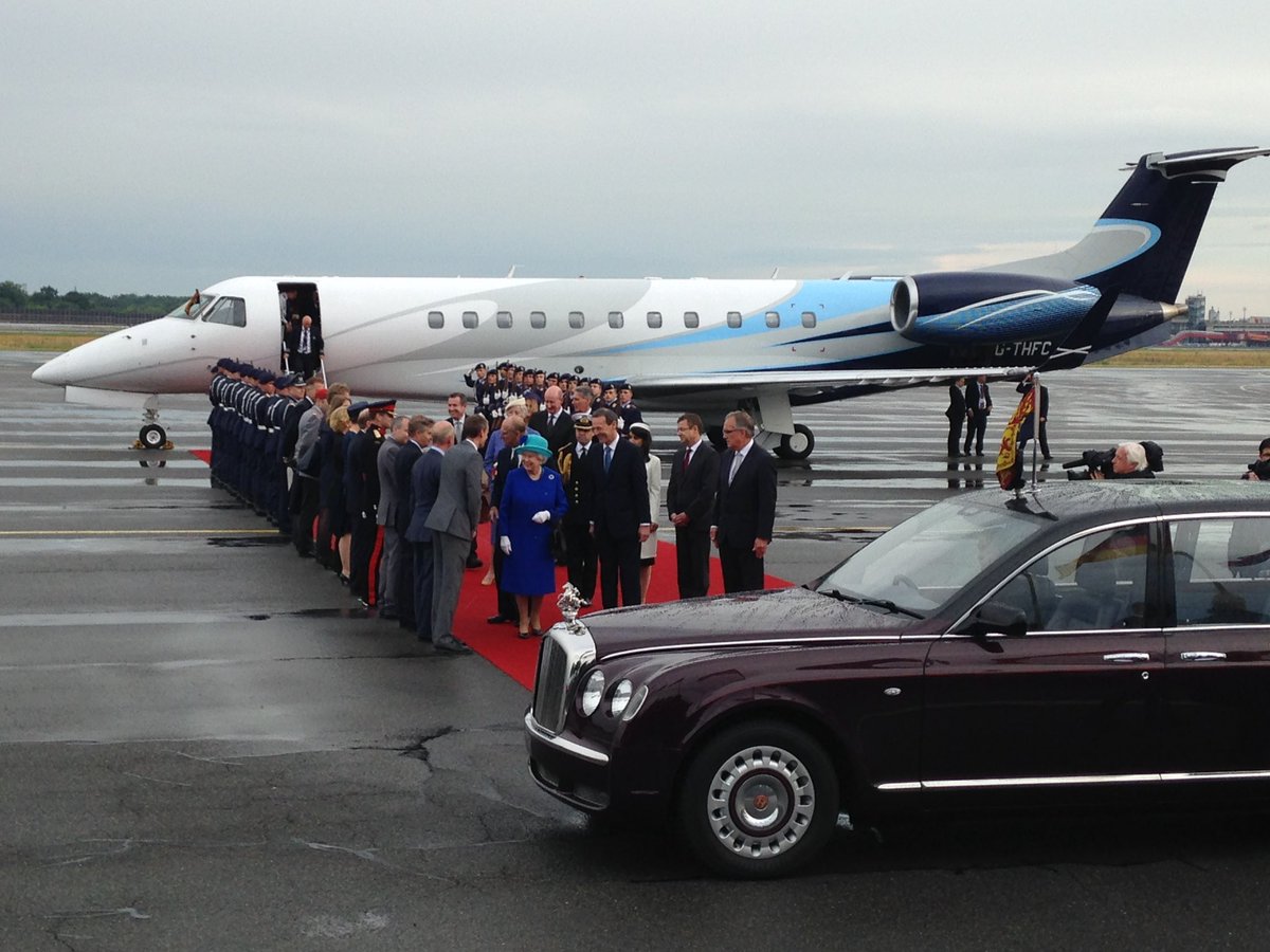 dominikmai's tweet photo. Momente, an die man sich noch lange erinnert - die #Queen bei ihrem letzten Besuch in Berlin, im Sommer 2015. Landung in Tegel, Begrüßung in Schloß #Bellevue #queeninberlin #QueenElizabeth https://t.co/7jPxQuLmrt