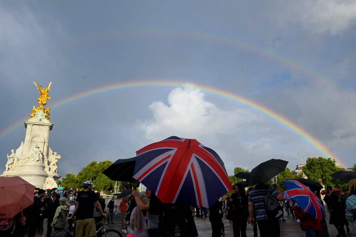 eric_sayompoo's tweet photo. สู่สวรรค์คาลัยของจริง ภายหลังจากแถลงการณ์สวรรคต จากสำนักพระราชวังบักกิงแฮม ได้เกิดปรากฏการณ์สายรุ้ง 2 ชั้นทั่วบริเวณ ประชาชนจำนวนมากได้เป็นประจักษ์พยาน #QueenElizabeth #Queen https://t.co/UAplwJGUAM