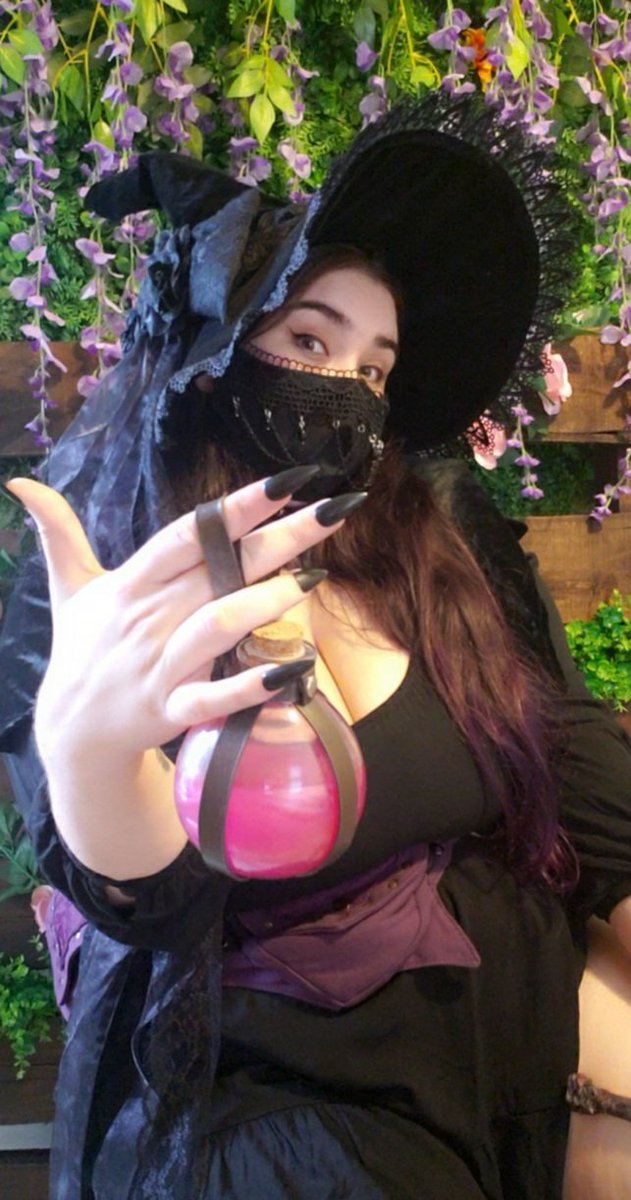 Nukagirl94's tweet photo. When u have a nice hat and u feel nice 🧙‍♀️🖤

I'm definitely bringing this to #geeklycon next year!! https://t.co/AuYWDuJ3TM