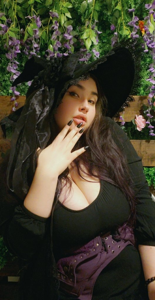 Nukagirl94's tweet photo. When u have a nice hat and u feel nice 🧙‍♀️🖤

I'm definitely bringing this to #geeklycon next year!! https://t.co/AuYWDuJ3TM
