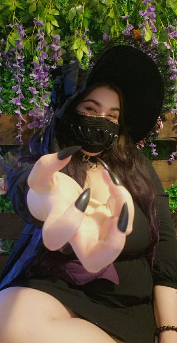 Nukagirl94's tweet photo. When u have a nice hat and u feel nice 🧙‍♀️🖤

I'm definitely bringing this to #geeklycon next year!! https://t.co/AuYWDuJ3TM