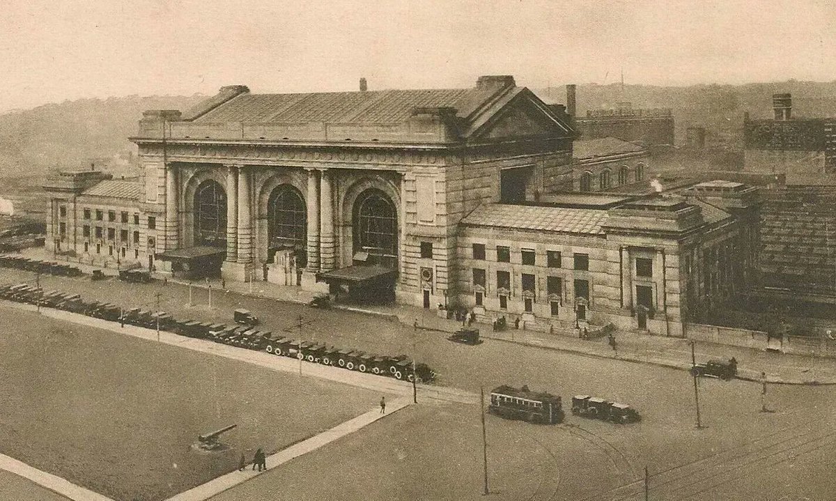 An early 1920s view of Union Station and South Plaza.