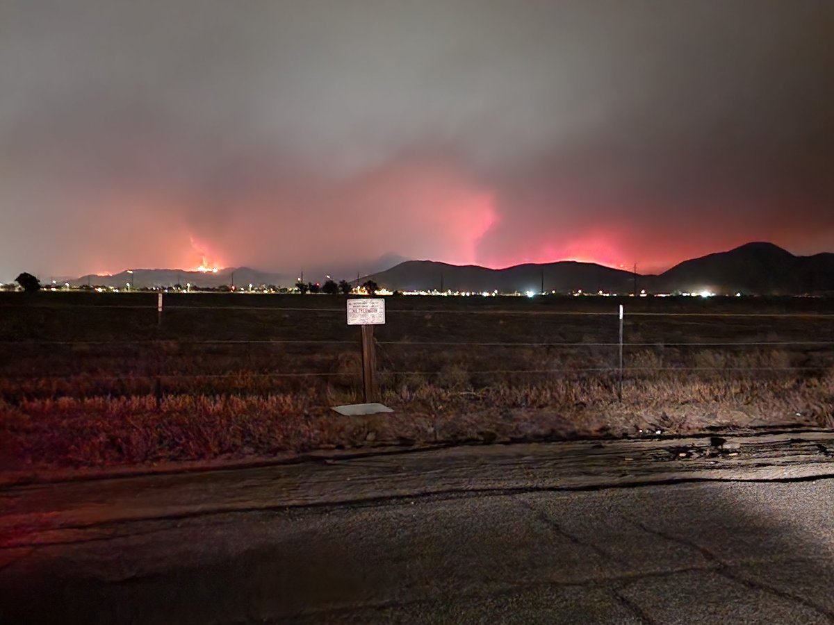 big_ern_'s tweet photo. #FairviewFire #HemetFire https://t.co/cO1LHy8Prm