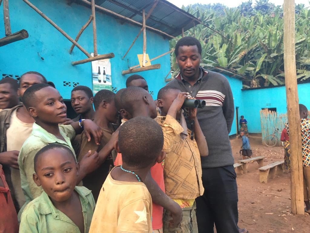 Nyuma y' ikiganiro no gufata ingamba zigamije kubungabunga imigano yatewe; <a href="/wcirwanda/">Wildlife Conservation Initiative (WCI Rwanda)</a> yasobanutiye abaturage ba Gitovu bimwe mu bikoresho byifashishwa mu kureba inyoni nka #binocular #telescope.  <a href="/MusanzeDistrict/">Musanze District</a> <a href="/REMA_Rwanda/">Rwanda Environment Management Authority</a> <a href="/RwandaNorth/">Northern Province/ Rwanda</a> <a href="/GovernanceRw/">Rwanda Gov Board</a> <a href="/EnvironmentRw/">Ministry of Environment - Rwanda</a> <a href="/RDBrwanda/">Rwanda Development Board</a>