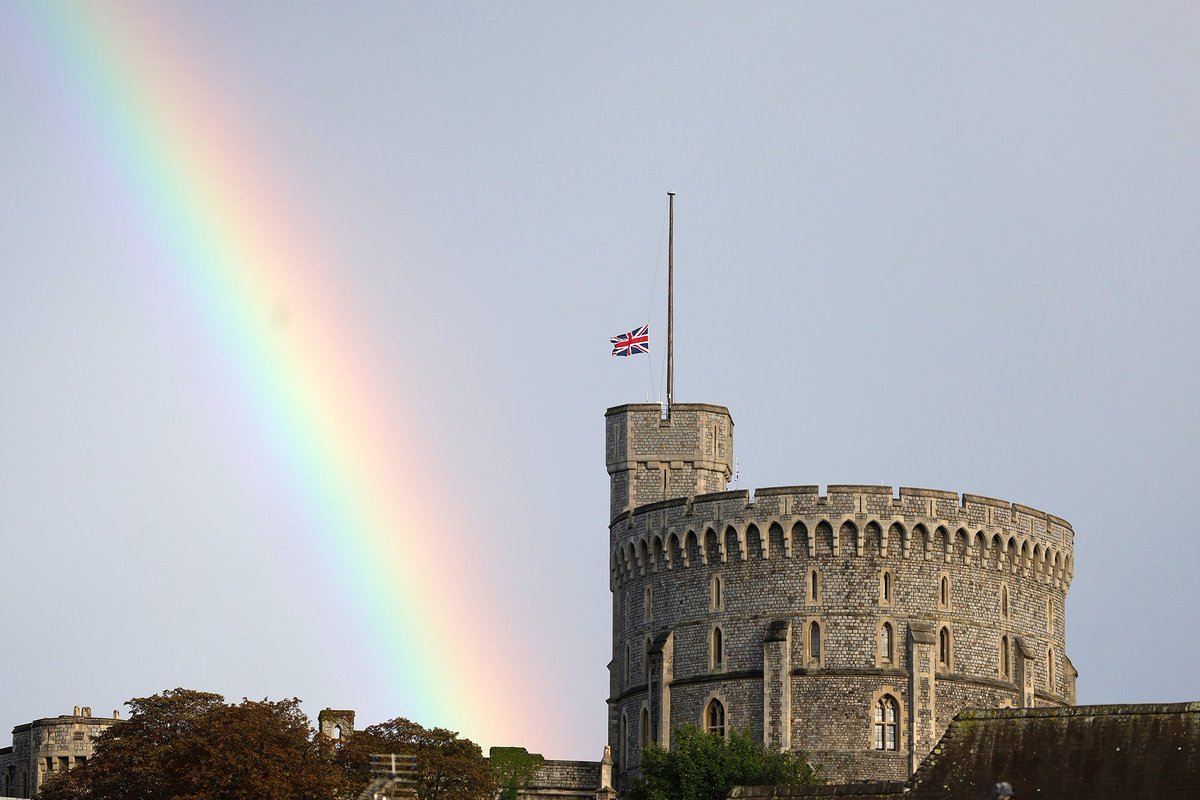 The Union flag has been lowered on Windsor Castle following the death of Queen Elizabeth II. Behind it, a rainbow can be seen crossing the sky.

🔗: vntyfr.com/a2yN8gR
📸: Getty Images