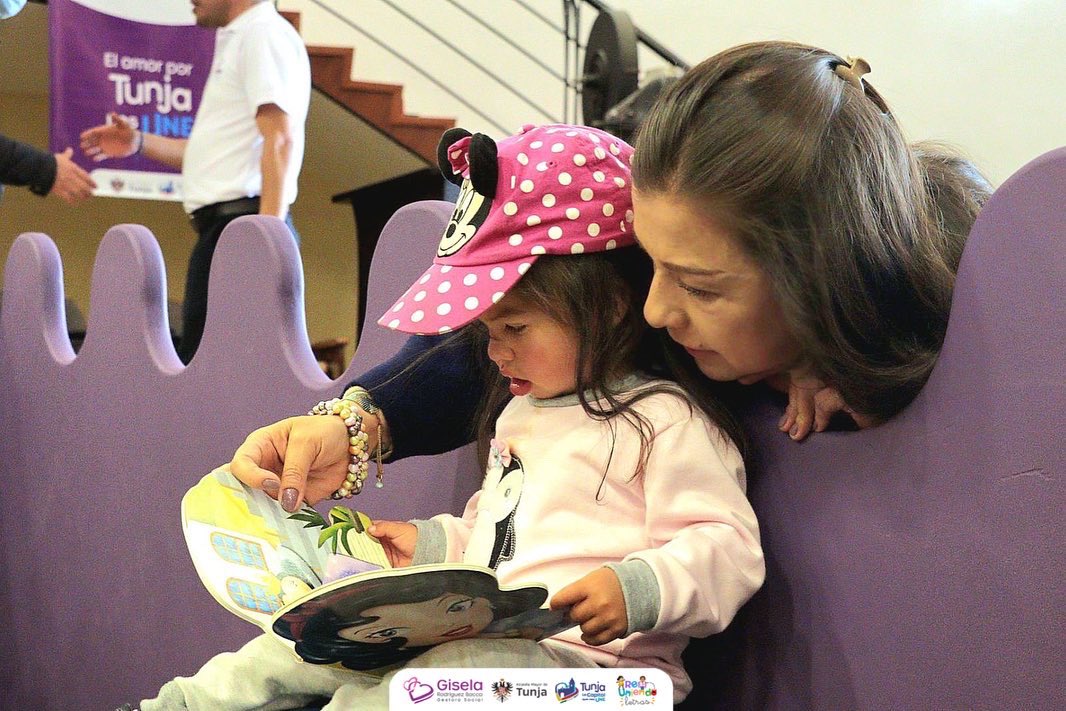 ¡Presentamos a los periodistas, medios de comunicación locales y algunas familias, nuestra campaña #ReUniendoLetras! 🎥 🎤