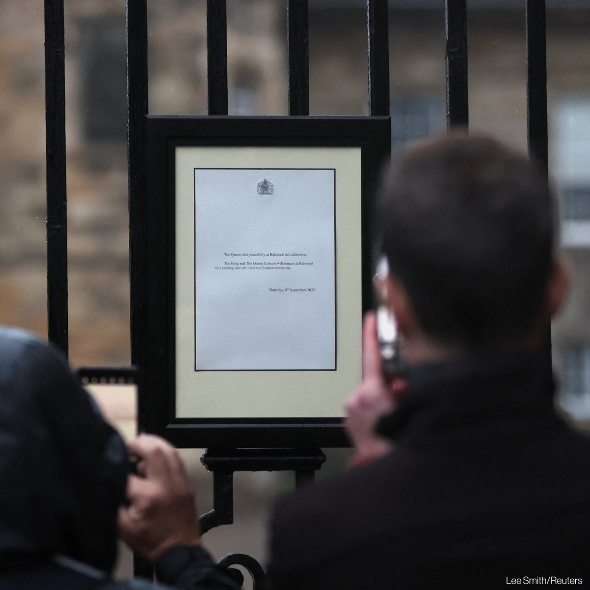 📸 Announcement of the death of Queen Elizabeth II is placed on a fence
