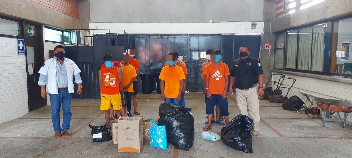 SSPCTabasco's tweet photo. Reciben menores internos de la Dirección Administrativa Especializada en Justicia para Adolescentes #DAEJA donación de artículos de higiene personal y vestimenta, por parte de la Universidad Más Educación y Enseñanza #UMAEE https://t.co/b5zsQwHPh2