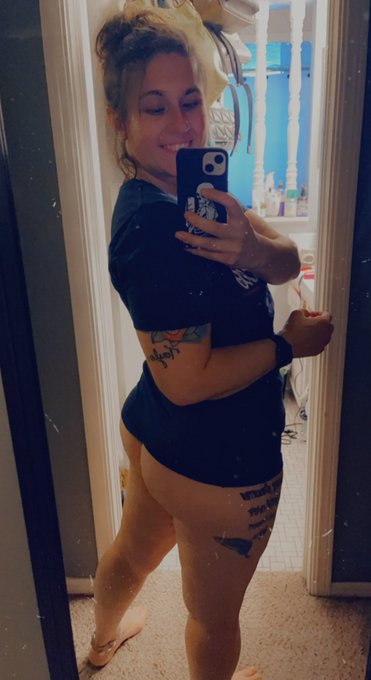 Off of work and comfy ❤️🍑❤️
How’s everyone’s week coming along?! 
.
.
.
#hotwife #bubblebutt #bbchoe