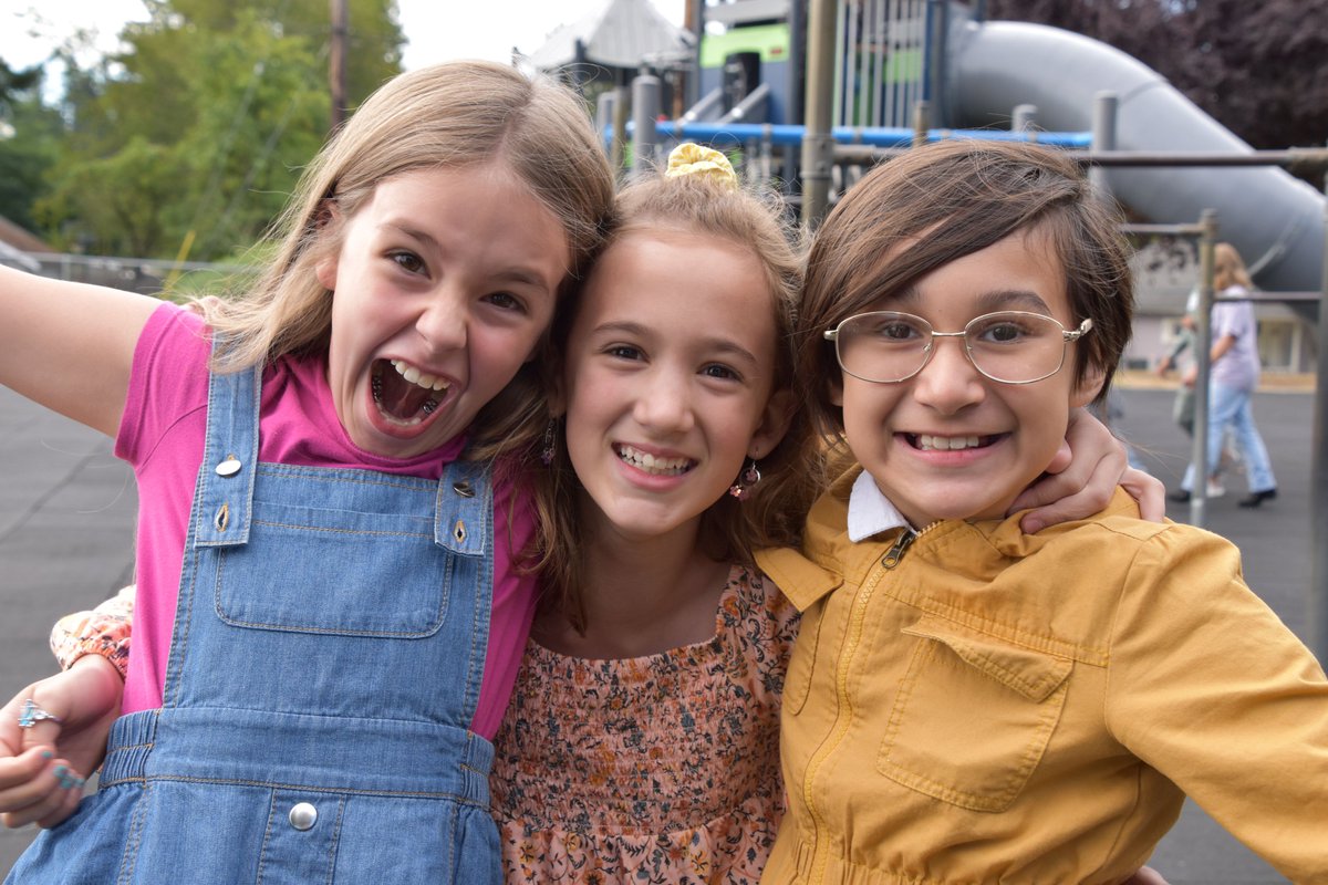 OlympiaSchools's tweet photo. We rounded up a few more first day of school photos from Avanti HS, Jefferson MS, LP Brown ES, Madison ES and Roosevelt ES. Love those faces! Follow the link below to see the entire photo album... 🫶🏽📷🥹 #FirstDay2022 #PureJoy #BringOnTheLearning
https://t.co/vm9ji8l4Ab https://t.co/d6ZW6QKt12