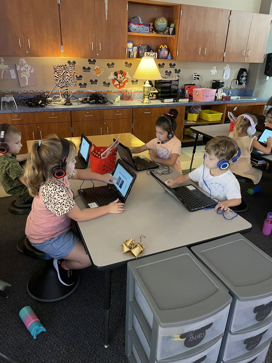 KinderMrsWhite's tweet photo. Wait!!! Kindergartners can log in to their Chromebook themselves?? YES THEY CAN! A little KWT today! @BlackBearkats @CFISDPK1 #bearkatbest #cfisdspirit #heartofabearkat #homerow https://t.co/Sl6LfDidp3