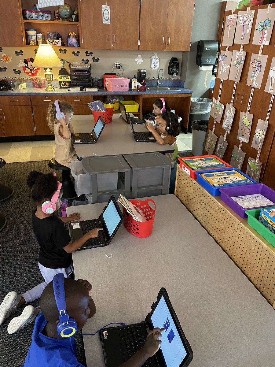 KinderMrsWhite's tweet photo. Wait!!! Kindergartners can log in to their Chromebook themselves?? YES THEY CAN! A little KWT today! @BlackBearkats @CFISDPK1 #bearkatbest #cfisdspirit #heartofabearkat #homerow https://t.co/Sl6LfDidp3