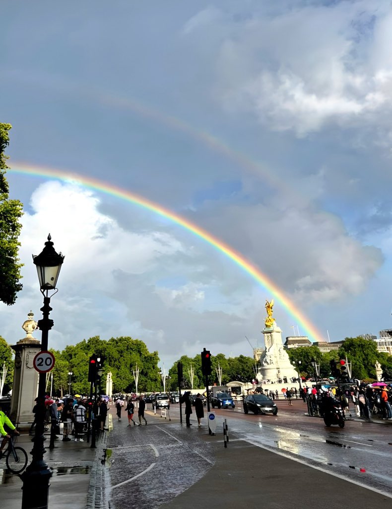 michellecuo's tweet photo. Che cosa strana, l’arcobaleno “più forte” sembra la regina e invece l’altro sembra del Principe Filippo, sempre a due passi indietro.. ❤️ #QueenElizabeth https://t.co/8eAc9UH4ie