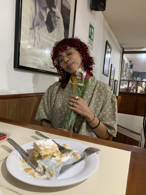 El amor m&iacute;o me trajo una rosa 🥺❤️ https://t.co/sK1RsHJmxZ