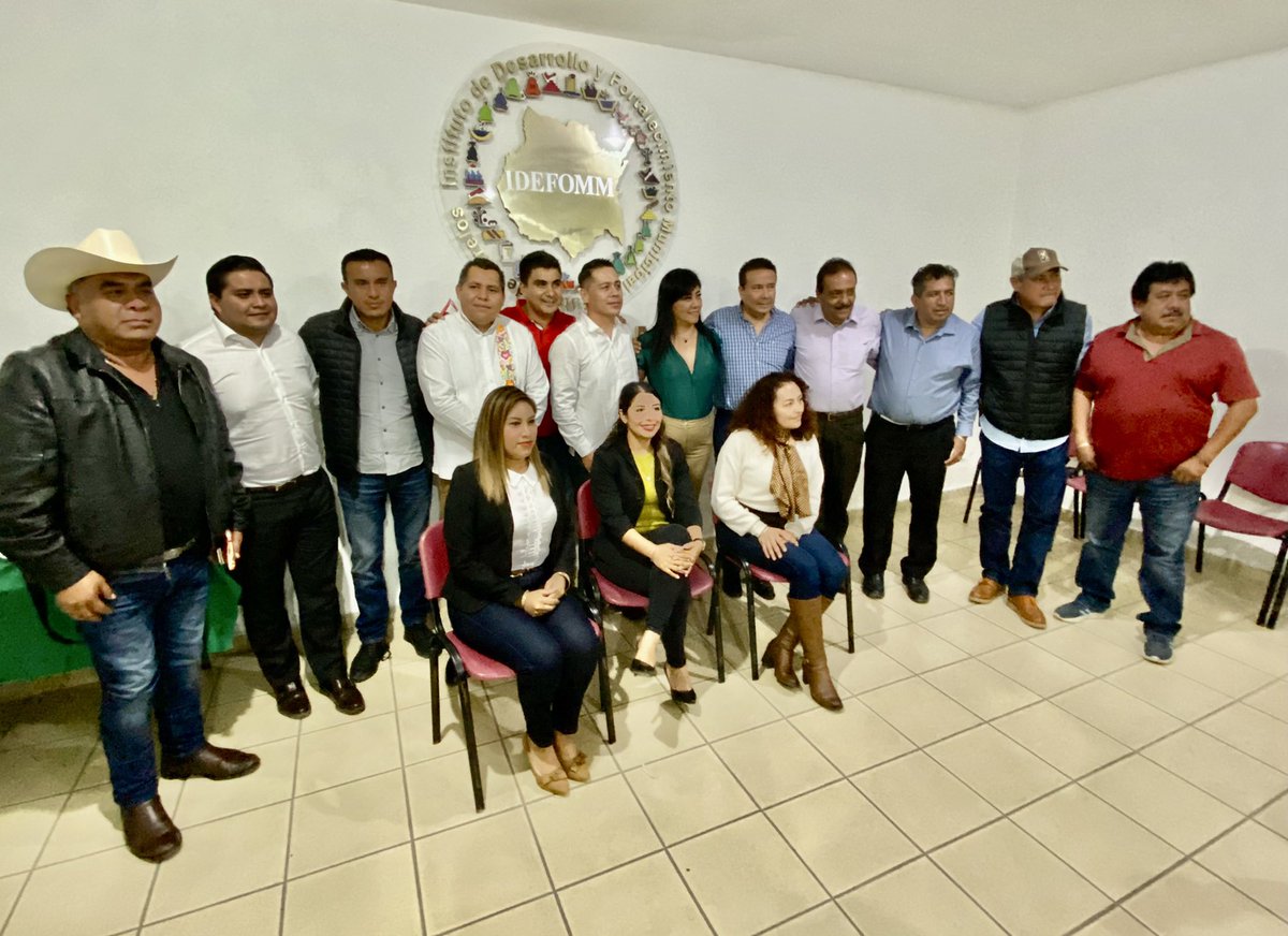 Aprovecho esta publicación para hacer extensiva mi felicitación a mi amigo Adrián Cázares, quien esta tarde fue designado como Secretario Técnico del Idefomm Morelos. 

Enhorabuena por este nuevo encargo, que sea de beneficio para nuestros municipios.