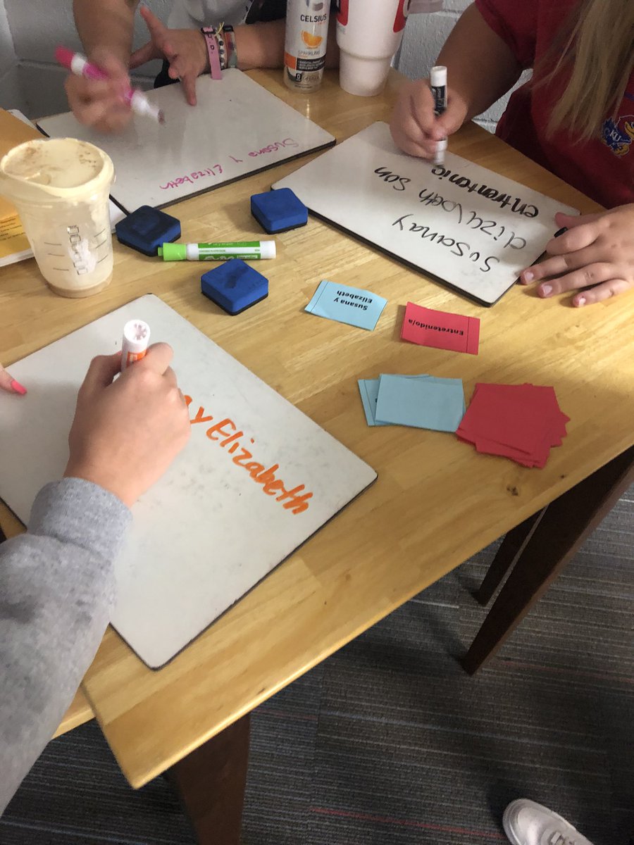 Need a low-tech activity???? A little description “juego de guerra” to be able to accurately describe classes and teachers might be just for you. #EngagingOE <a href="/WorldLanguageOE/">OE World Language Dept.</a>