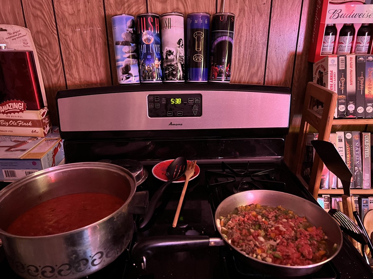 newworldrushman's tweet photo. #makingspaghettisauce #onceayear #itwilllastmeawhile #Cooking #Drinkingwhilecooking #drunkencooking #Badchef https://t.co/c8qV9nFW75