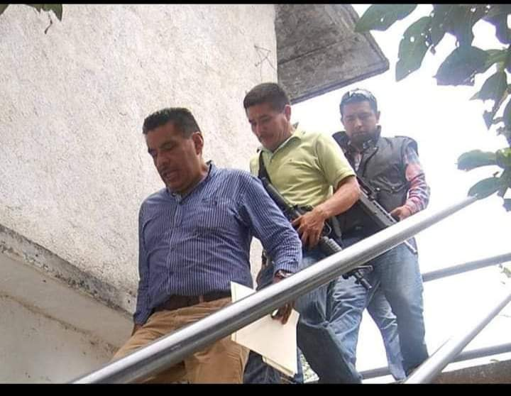 INSPECTOROAX's tweet photo. ambicioso, cinico y saqueador Oscar Valencia se registro para la presidencia de San Agustin Loxicha,diciendo que el pueblo lo quiere y cuida (risas grabadas) porque ha trabajado para ellos, que no necesita guaruras,aunque la imagen y decir del pueblo #Xiche son todo lo contrario! https://t.co/vpN9efMQT3