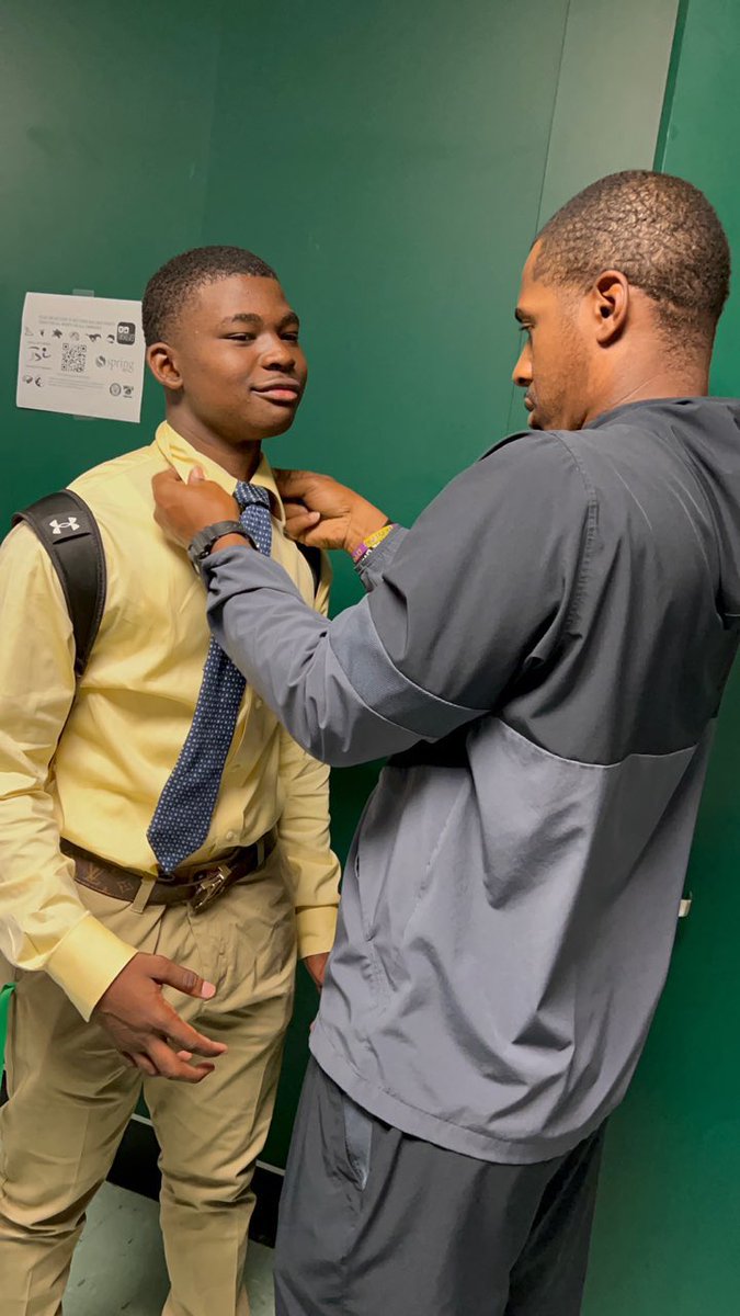 THIS is <a href="/CoachPowell52/">Nicholas Powell Sr., M. Ed.</a>’s threshold on game day! He models the perfect “I do” of “how” to tie a tie to our students and guess what?? Now “we do” it together! #Gradualrelease #FearOurPride <a href="/SpringFootball/">Spring Lions HS Football</a> <a href="/single_antonio/">Antonio Singleton</a> <a href="/ResendizEDU/">Pablo Resendiz</a>