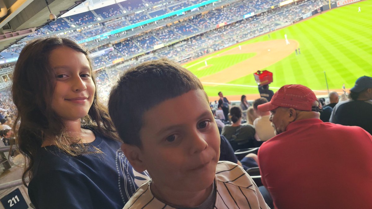 koukla0310's tweet photo. Yankees fans for life #RepBX @Yankees https://t.co/3FwUM9WTI5