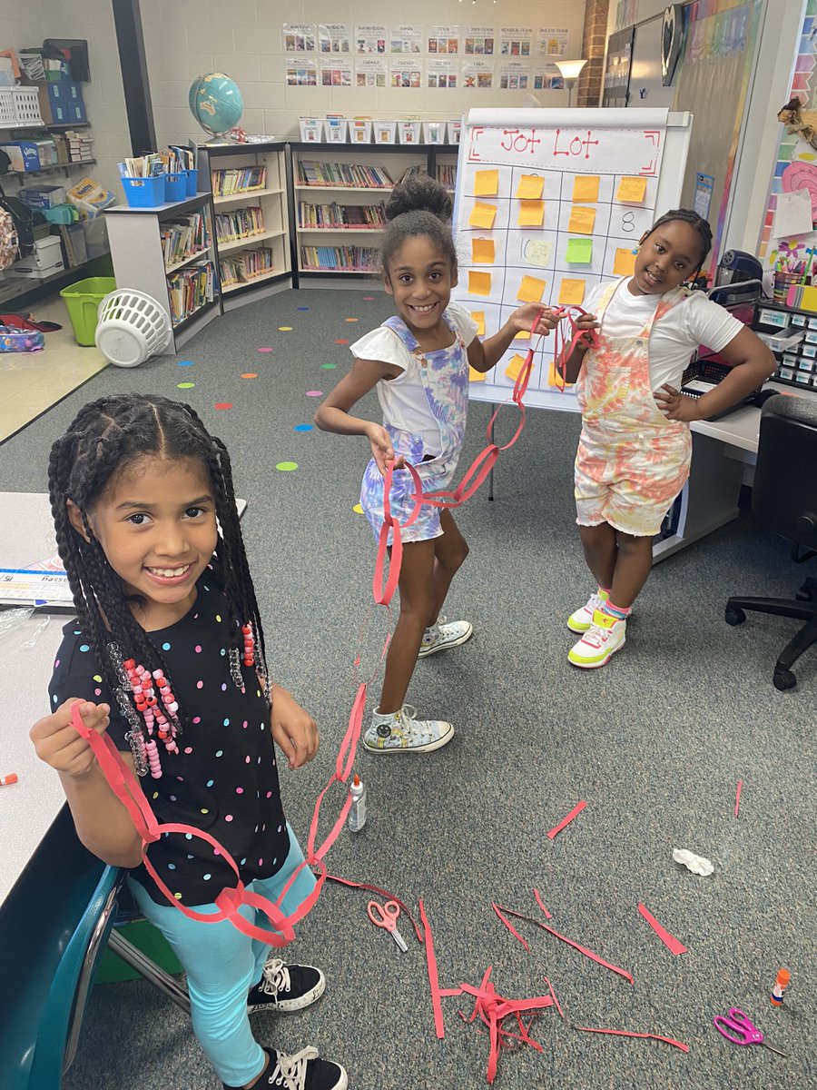 MSchmidt2019's tweet photo. 3rd graders synergize to build the longest paper chain using only one piece of construction paper! @hillerwildcats #wearelamphere https://t.co/zo129l1An5