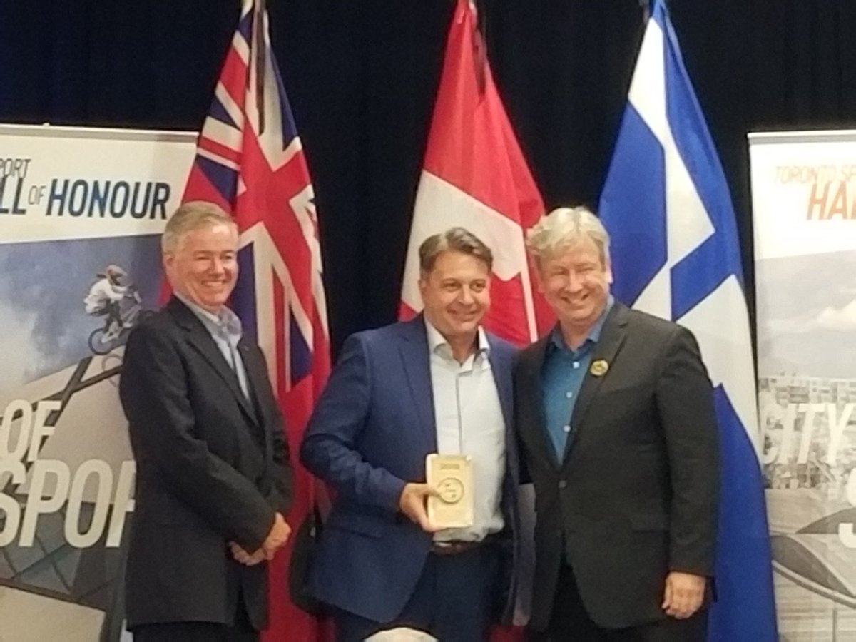 PTKsportsdude's tweet photo. #tosport 2022 Builder inductee @GTHLHockey John Gardner. John served the #gthl from 1975 to 2015. Award accepted by Scott Oakman. https://t.co/7SpwrwNUfZ