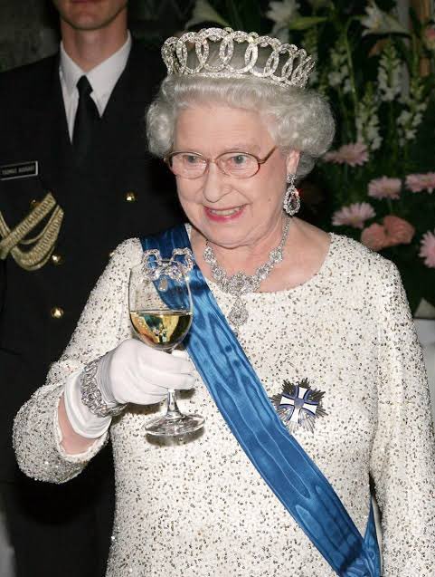 DrinkingTasting's tweet photo. Conheçam os drinks que a Rainha Elizabeth II tomava diariamente https://t.co/8U06PwlWI9