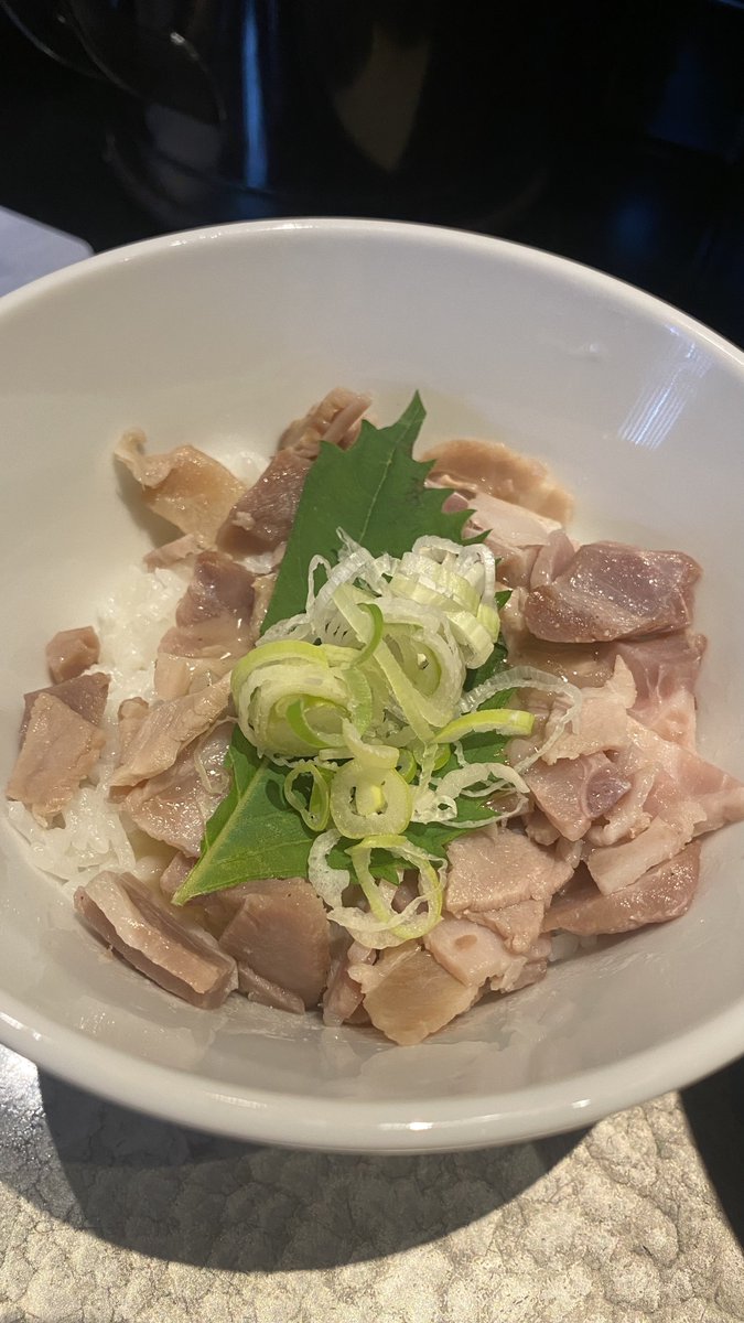 arisaan12's tweet photo. #鷄soba座銀 本店
11:30並び無し
12:00には20名の並び

濃厚な鷄白湯スープにごぼうがマッチ
泡系のクリーミースープが美味

塩ダレチャーシューご飯は普通
TKGのがよかったかも

チャーシューはラーメンに乗ってるやつだけで満足

第二、第四日曜に限界濃度が提供されるらしいので次回挑戦したい https://t.co/9eORjUBuH8