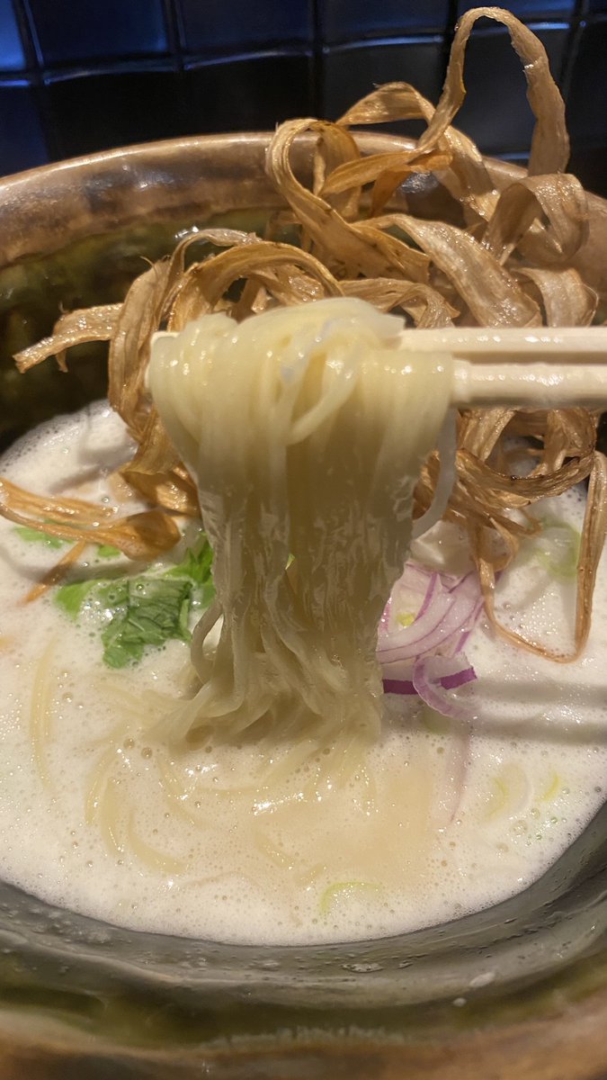 arisaan12's tweet photo. #鷄soba座銀 本店
11:30並び無し
12:00には20名の並び

濃厚な鷄白湯スープにごぼうがマッチ
泡系のクリーミースープが美味

塩ダレチャーシューご飯は普通
TKGのがよかったかも

チャーシューはラーメンに乗ってるやつだけで満足

第二、第四日曜に限界濃度が提供されるらしいので次回挑戦したい https://t.co/9eORjUBuH8
