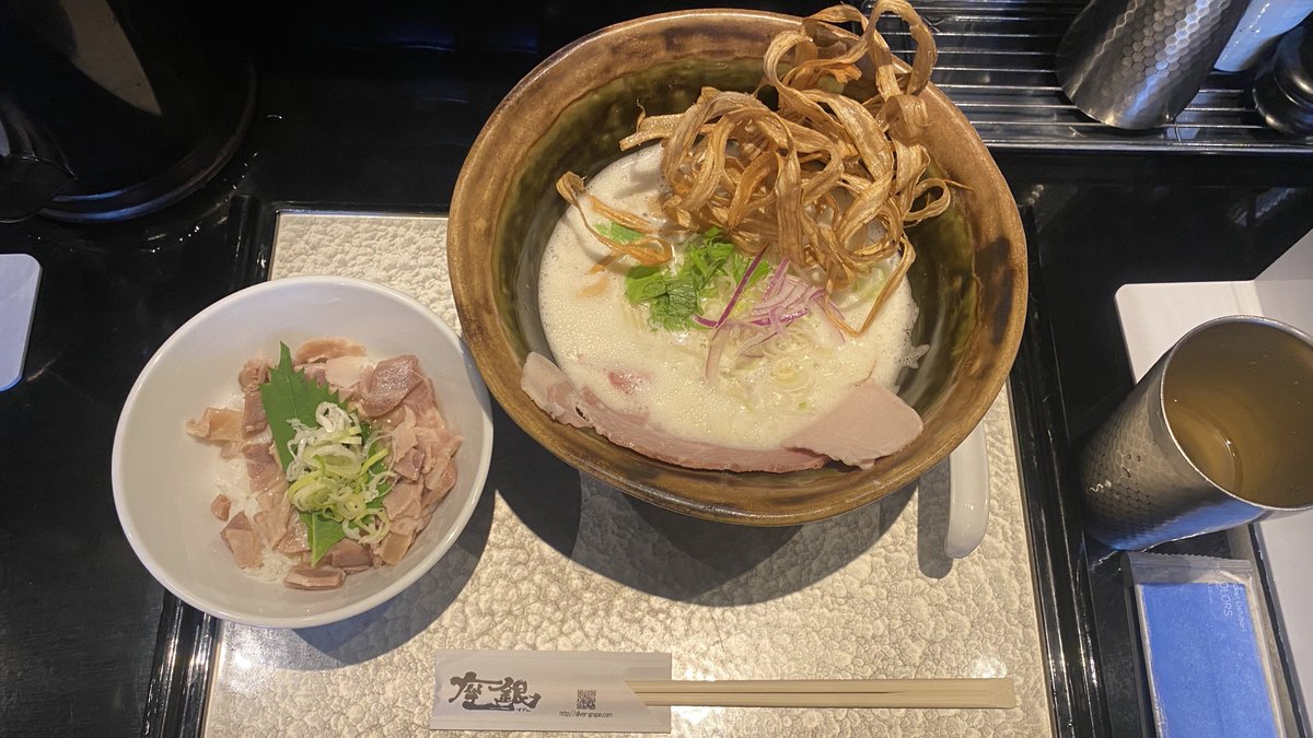 arisaan12's tweet photo. #鷄soba座銀 本店
11:30並び無し
12:00には20名の並び

濃厚な鷄白湯スープにごぼうがマッチ
泡系のクリーミースープが美味

塩ダレチャーシューご飯は普通
TKGのがよかったかも

チャーシューはラーメンに乗ってるやつだけで満足

第二、第四日曜に限界濃度が提供されるらしいので次回挑戦したい https://t.co/9eORjUBuH8