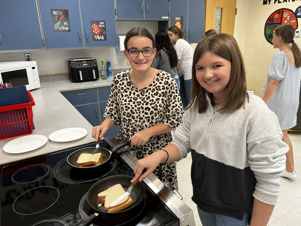 MACS_CTE's tweet photo. Say CHEESE! 📸 Grilled Cheese, that is…Mrs. Thomas’ #FCS classes at MAMS have finished kitchen safety and it’s time to get cooking! #growingbears #essentialskills 🥣👩‍🍳👩‍🍳👨🏽‍🍳⏲🧀@Levi_Goins @mel_sparks5 @CTEforNC @NC_ACTE @MACSchools @SikesOlivia https://t.co/NdSMYVrxYC