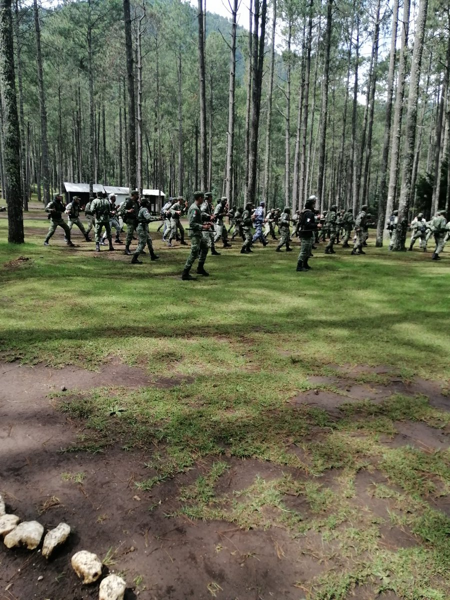 MILITARhot_'s tweet photo. Unos compas https://t.co/XJyjklfufu