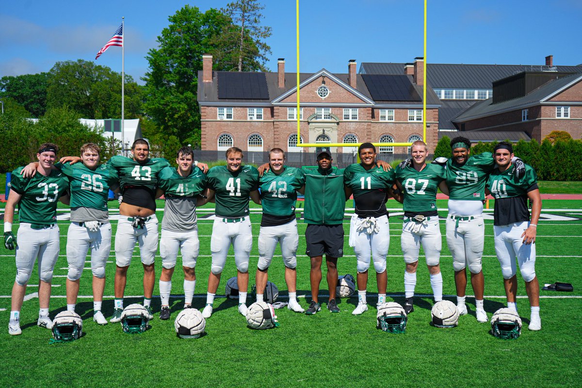 WendyLaurent55's tweet photo. A Bunch of Dogs in this group! Proud to be the TEs Coach in #TheWoods. Special group of men @DartmouthFTBL #GBE #TheDartmouthWay #StudentAthletes🌲🌲 https://t.co/uJCtQSumpc