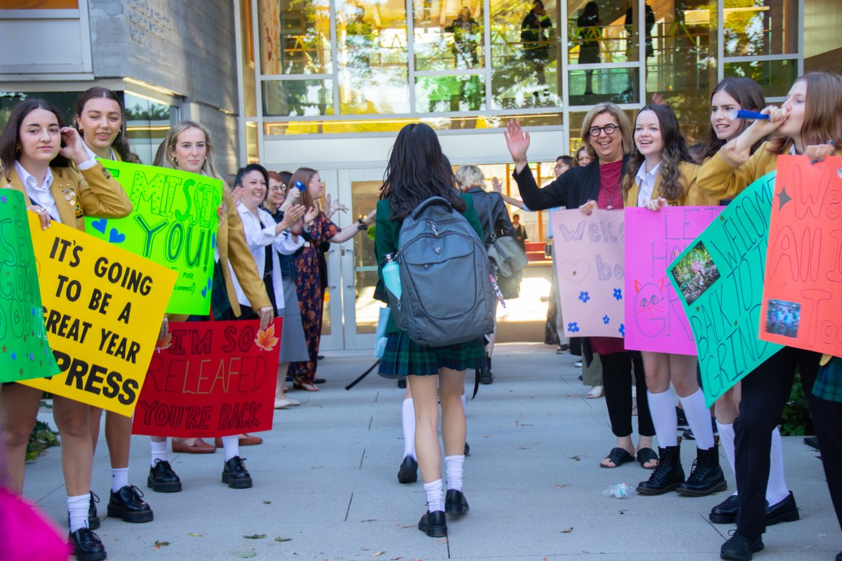 YorkHouseSchool's tweet photo. What a morning! We were thrilled to welcome back all our students to school today. Thank you to our Student Executive and staff for bringing their school spirit. Here's to an amazing 2022-23! #myYHS 💚💛 #BacktoSchool 🎒✏️📚 https://t.co/O1aZnvLtJn