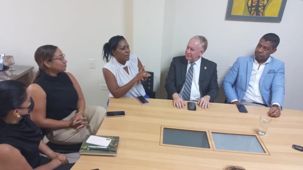 EsmeraldasCJ's tweet photo. La Esp. #GabrielaLara, Directora Prov. de @EsmeraldasCJ, mantiene reunión con el Dr. César Córdova y autoridades de Fiscalía, Defensoría, Corte Prov. y Gobernación para establecer estrategias inter institucionales que beneficien a los usuarios del sistema de justicia. https://t.co/CizwDPOXbj