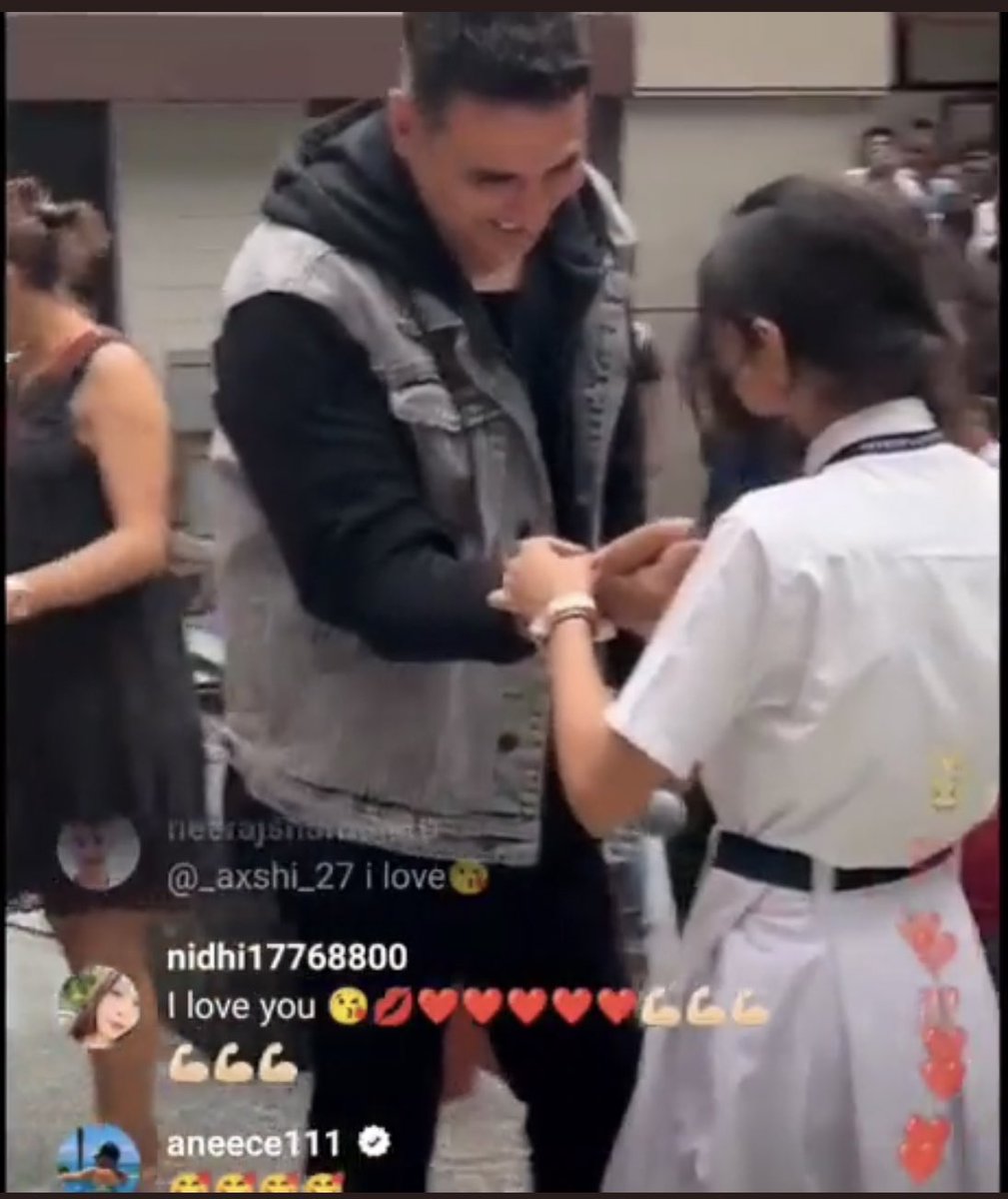 akkian_raja09's tweet photo. That's moment 
When a little school girl ties Rakhi to Akki Sir, Akki Sir touched her feet.
He is so humble and down to earth That's my idol 
#HappyBirthdayAkshayKumar https://t.co/UGxE7etJ5o